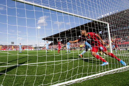 Östersunds Hosam Aiesh jublar