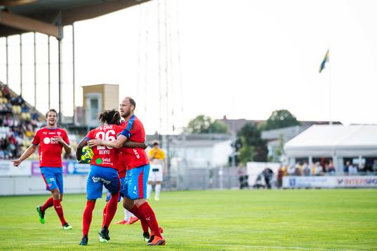 Helsingborgs Kundai Benyu jublar med Andreas Granqvist efter 1-1