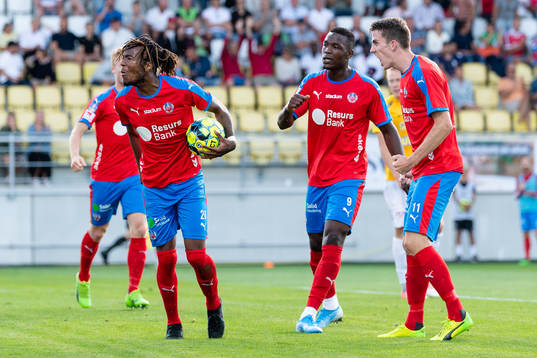 Helsingborgs Kundai Benyu (v) jublar efter 1-1 med Alhaji Gero och Adam Eriksson (h)