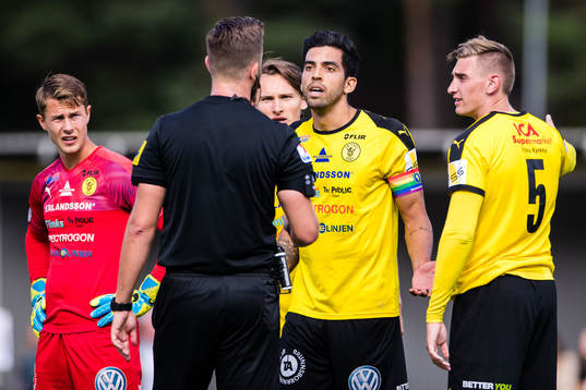 Frejs Pedro Ribeiro protesterar framför domare Mirza Kazic