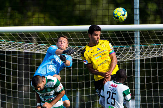 Västerås målvakt Anton Fagerström och Frejs  Pedro Ribeiro i en duell