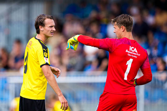 Frejs Hjalmar Ekdal och målvakt Jonas Olsson diskuterar