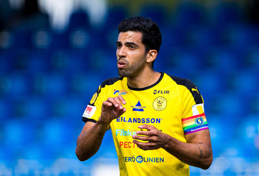 Frejs Pedro Ribeiro med en armbindel i regnbågsfärger