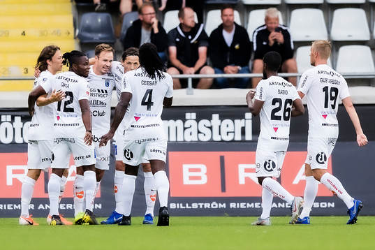 Sirius spelare jublar efter att Niklas Busch Thor gjort 1-1
