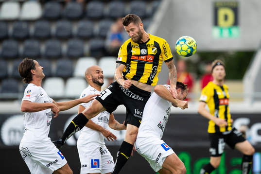 Häckens Joona Toivio vinner en nickduell mot Sirius Philip