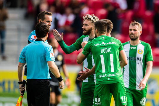 Hammarbys spelare i diskussion med domare Victor Wolf