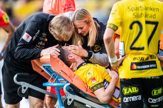 Elfsborgs Jon Jönsson lämnar planen på bår