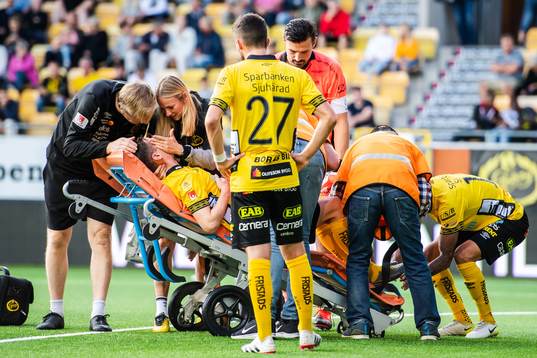 Elfsborgs Jon Jönsson lämnar planen på bår