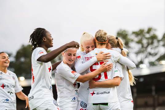 Rosengårds Lisa-Marie Utland jublar med lagkamrater efter 0-3