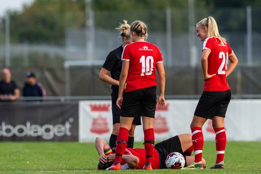 Hittarps Maria Westerblad har ont och ses om av lagkamrater