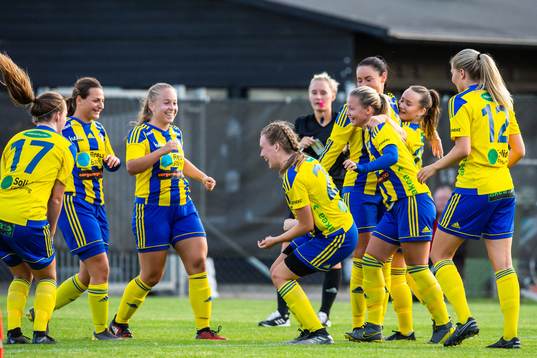Eskilsminnes Nova Karlsson jublar med lagkamrater efter 2-0