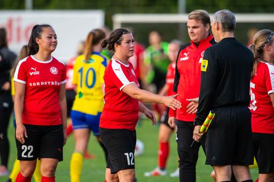 Hittarps Isabel Maria Aguilar och Maria Westerblad tackar