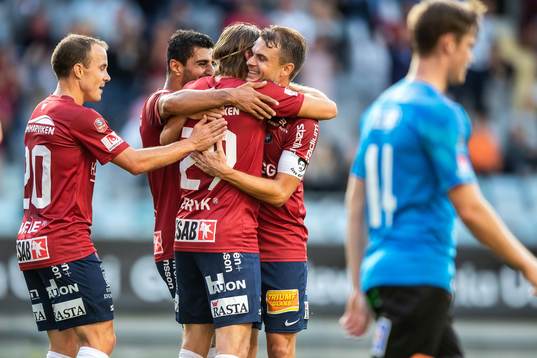 Örgrytes Danny Ervik jublar med lagkamrater