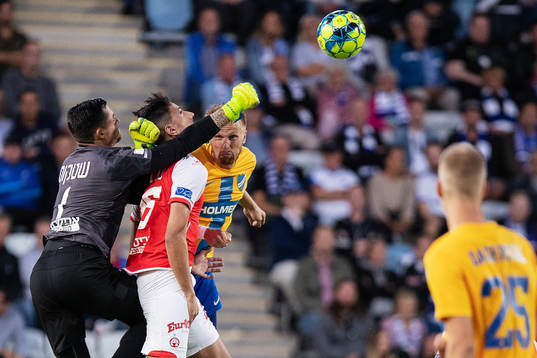 goalkeeper Ernestas Setkus of Hapoel Beer-Sheva and Kasper