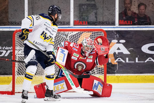 Frölundas målvakt Niklas Rubin med en räddning