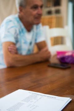 Papper med statistik i förgrunden när Ola Löfvendahl