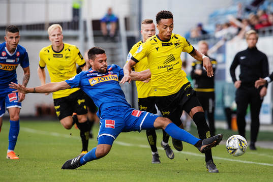 Marcos Vales Gonzalez of Sandefjord and Kevin Kabran of Start