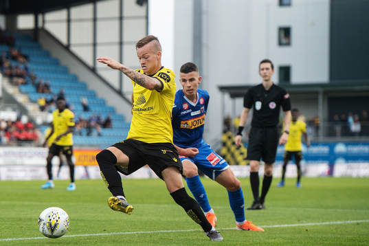 Aron Sigurdarson of Start and Enric Vallés of Sandefjord