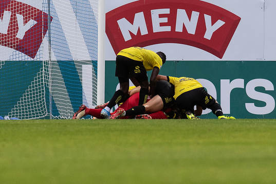 Players of Start celebrates after a penalty save