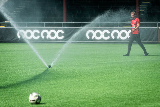 Rosengårds analytiker Jonathan Bartling lägger ut koner