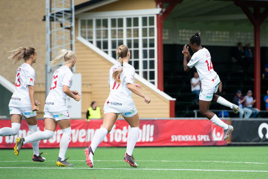 Rosengårds Anam Imo jublar efter att hon gjort 1-0