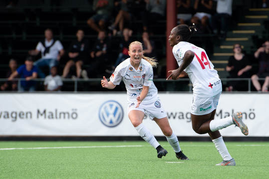 Rosengårds Ebba Wieder och Anam Imo jublar efter 2-1