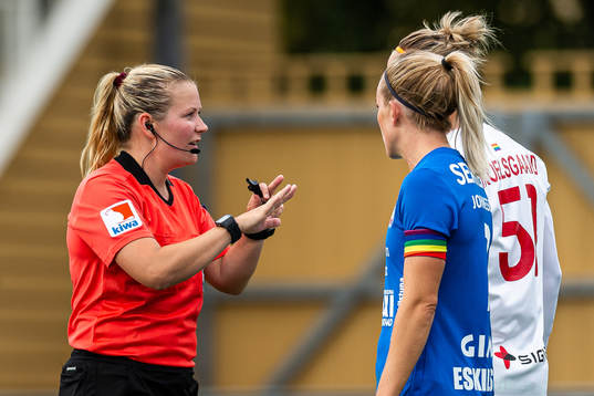 Domare Laura Rapp talar med Eskilstunas Petra Johansson och