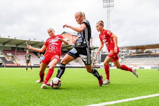 Örebros Eveliina Summanen, Piteås Julia Karlernäs och Örebros Emma Lindén