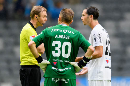 Domare Kaspar Sjöberg pratar med Sirius målvakt John
