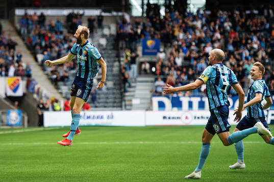 Djurgårdens Curtis Edwards  jublar efter att ha gjort 1-0