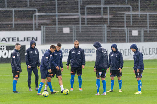 Halmstads spelare före fotbollsmatchen i Superettan mellan