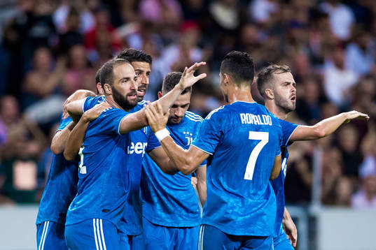 Sami Khedira of Juventus celebrates with teammates