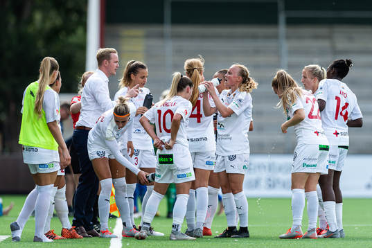Rosengårds tränare Jonas Eidevall instruerar spelarna