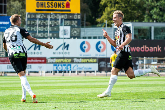 Landskronas Jonathan Asp och Linus R Olsson jublar