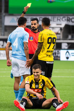 Domare Mohammed Al Hakim ger Malmö FFs Behrang Safari gult