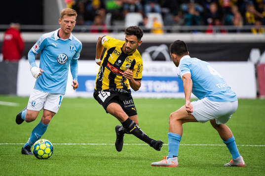 Malmö FFs Anders Christiansen och Behrang Safari i kamp om