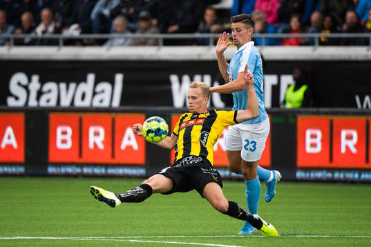 Häckens Gustav Berggren i kamp om bollen med Malmö FFs