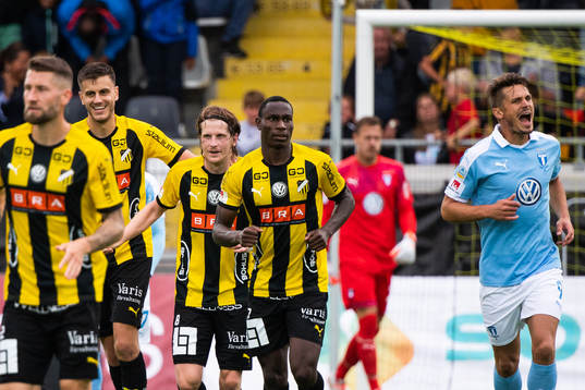 Häckens Alexander Jeremejeff jublar med Erik Friberg som