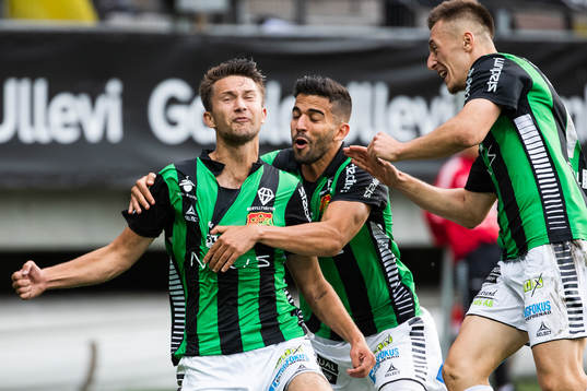 GAIS Måns Saebbö jublar med Paulo Marcelo och Leonard Pllana efter att han gjort 1-0