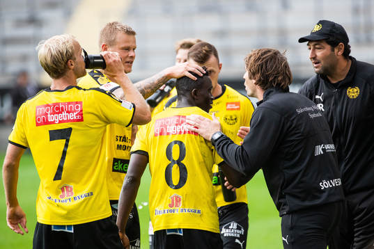 Mjällbys Bubacarr Jobe jublar med Viktor Gustafson och tränare Milos Milojevic efter att han gkjort 1-2