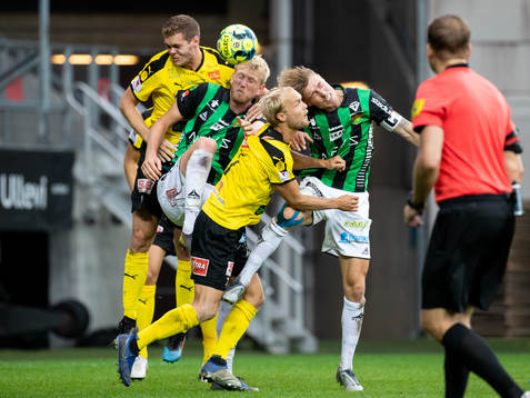 Mjällbys Jacob Bergström och Viktor Gustafson i kamp med GAIS Carl Elfgren Nyström och Marcus Bergholtz