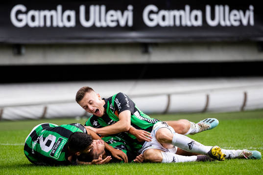 GAIS Måns Saebbö jublar ihop med Paulo Marcelo och Leonard Pllana efter 1-0