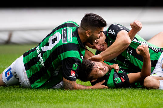 GAIS Måns Saebbö jublar ihop med Paulo Marcelo och Leonard Pllana efter 1-0