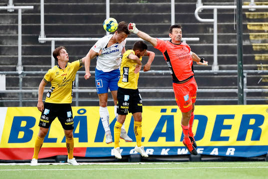 IFK Norrköpings Rasmus Lauritsen nickar mellan Elfsborgs