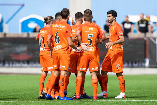 AFC Eskilstunas Kadir Hodzic jublar med lagkamrater