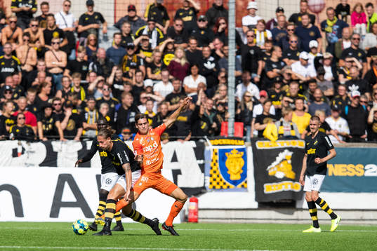 s Felix Michel och AFC Eskilstunas Adi Nalic i kamp om