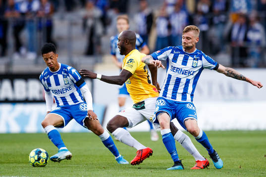IFK Göteborgs Tobias Sana och Sebastian Eriksson ien kamp