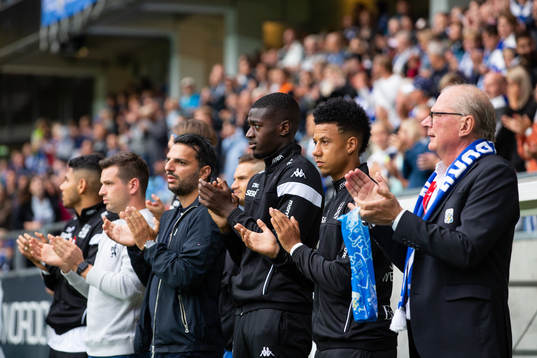 IFK Göteborgs ledare och spelare hedrar tidigare IFK Göteborgs tränaren Gunder Bengtsson innan fotbollsmatchen i allsvenskan mellan IFK Göteborg och Falkenberg den 12 augusti 2019 i Göteborg.