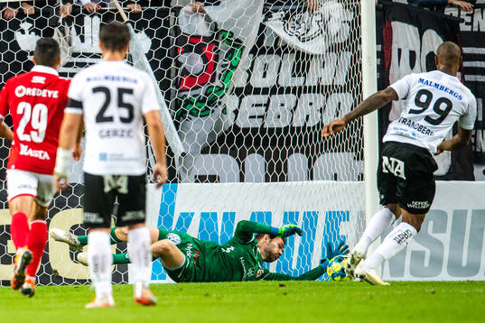 Kalmars målvakt Lucas Hägg-Johansson räddar straff från