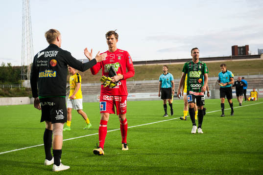 Varbergs målvakt August Strömberg jublar efter slutsignalen